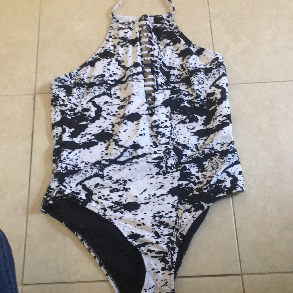 Cupshe bathing suit never worn size xl runs small